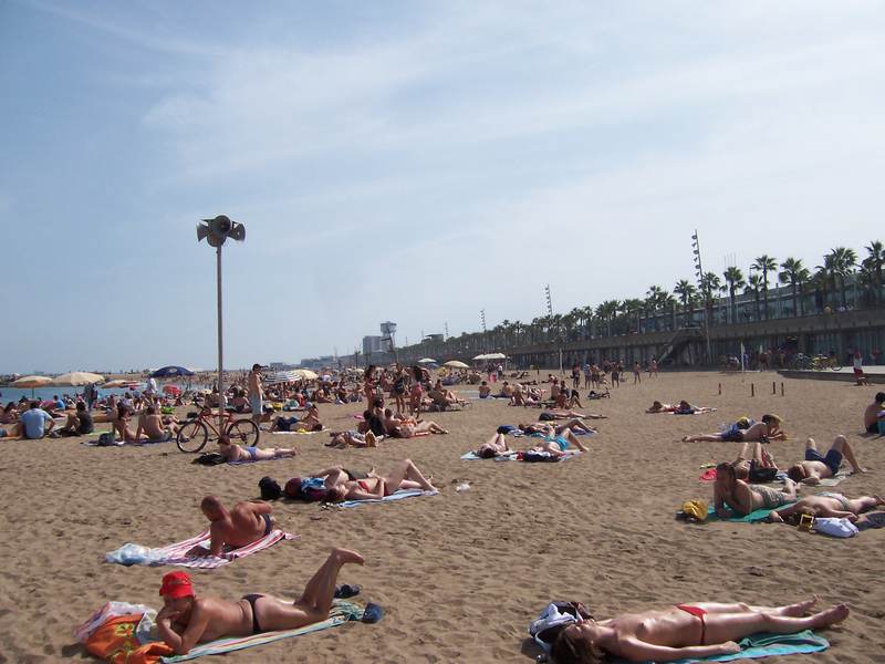 Пляж в Барселоне в конце мая